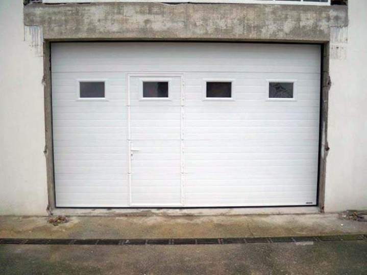 Porte de garage sectionnelle avec un portillon intégré Châtillon-sur-Seine